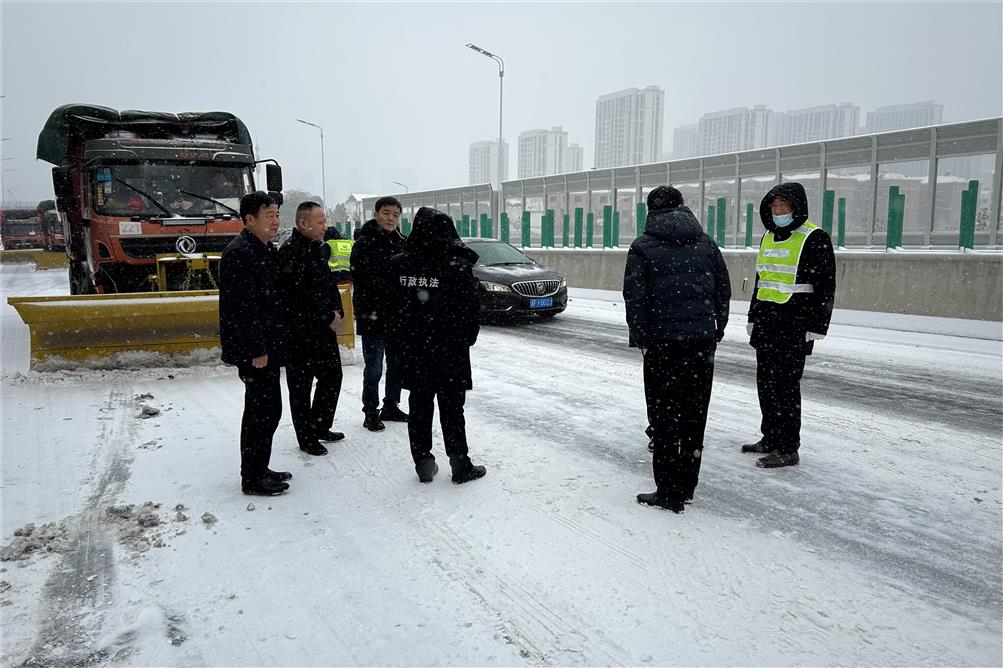 交通實(shí)業(yè)徹夜奮戰(zhàn)，除雪融冰保暢行